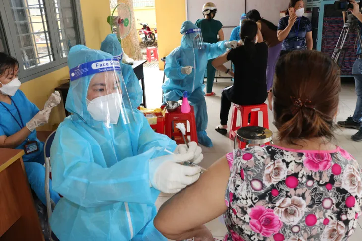 Người dân Bình Dương đồng loạt đi tiêm vaccine Vero Cell trong ngày Quốc khánh - Ảnh 8. Người dân Bình Dương đồng loạt đi tiêm vaccine Vero Cell trong ngày Quốc khánh - Ảnh 8.