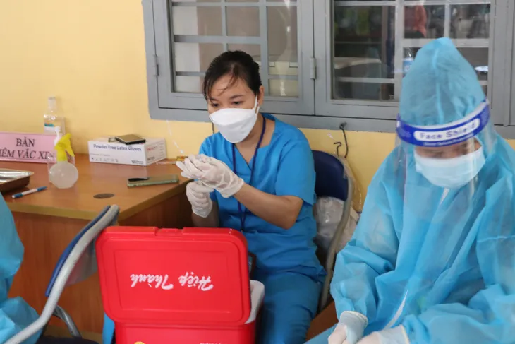 Người dân Bình Dương đồng loạt đi tiêm vaccine Vero Cell trong ngày Quốc khánh - Ảnh 7. Người dân Bình Dương đồng loạt đi tiêm vaccine Vero Cell trong ngày Quốc khánh - Ảnh 7.