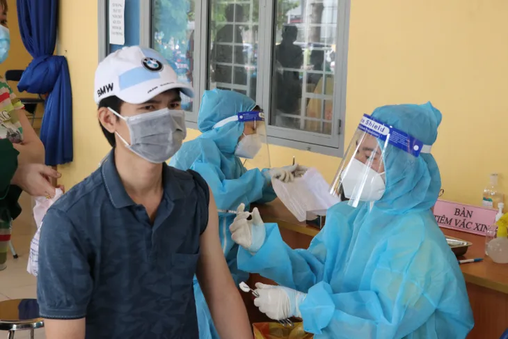 Người dân Bình Dương đồng loạt đi tiêm vaccine Vero Cell trong ngày Quốc khánh - Ảnh 10. Người dân Bình Dương đồng loạt đi tiêm vaccine Vero Cell trong ngày Quốc khánh - Ảnh 10.