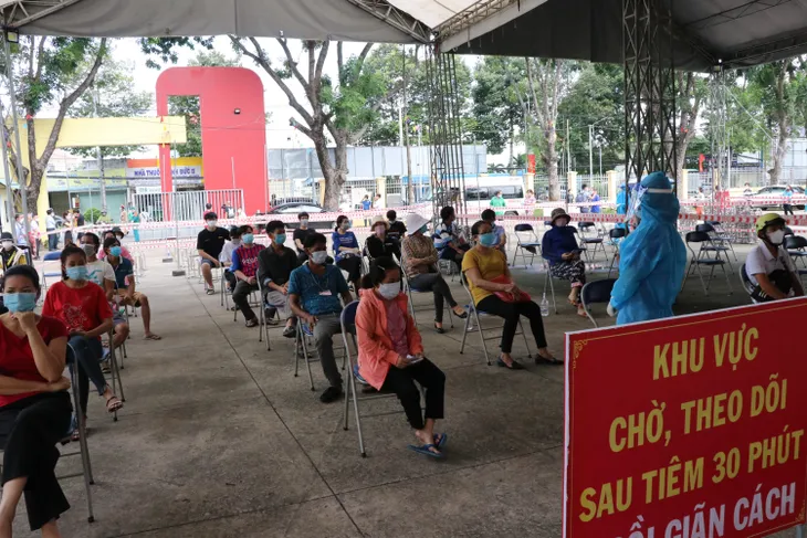 Người dân Bình Dương đồng loạt đi tiêm vaccine Vero Cell trong ngày Quốc khánh - Ảnh 3. Người dân Bình Dương đồng loạt đi tiêm vaccine Vero Cell trong ngày Quốc khánh - Ảnh 3.
