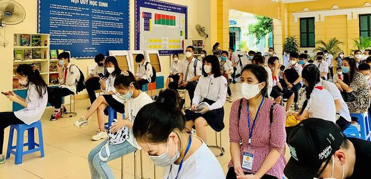 Hà Nội sẽ tiêm vaccine cho học sinh, dạy trực tiếp khi khống chế được dịch COVID-19 - Ảnh 1. Hà Nội sẽ tiêm vaccine cho học sinh, dạy trực tiếp khi khống chế được dịch COVID-19 - Ảnh 1.