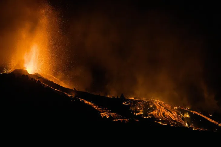 Núi lửa phun trào ở quần đảo Canaria (Tây Ban Nha), hàng nghìn người phải sơ tán - Ảnh 1. Núi lửa phun trào ở quần đảo Canaria (Tây Ban Nha), hàng nghìn người phải sơ tán - Ảnh 1.