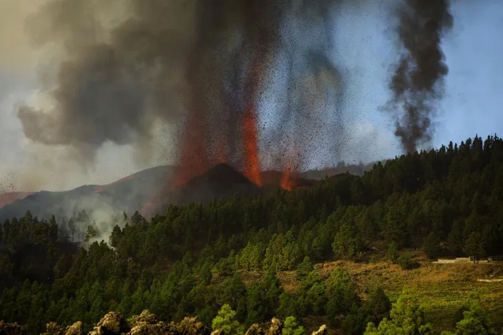 Núi lửa phun trào ở quần đảo Canaria (Tây Ban Nha), hàng nghìn người phải sơ tán - Ảnh 2. Núi lửa phun trào ở quần đảo Canaria (Tây Ban Nha), hàng nghìn người phải sơ tán - Ảnh 2.