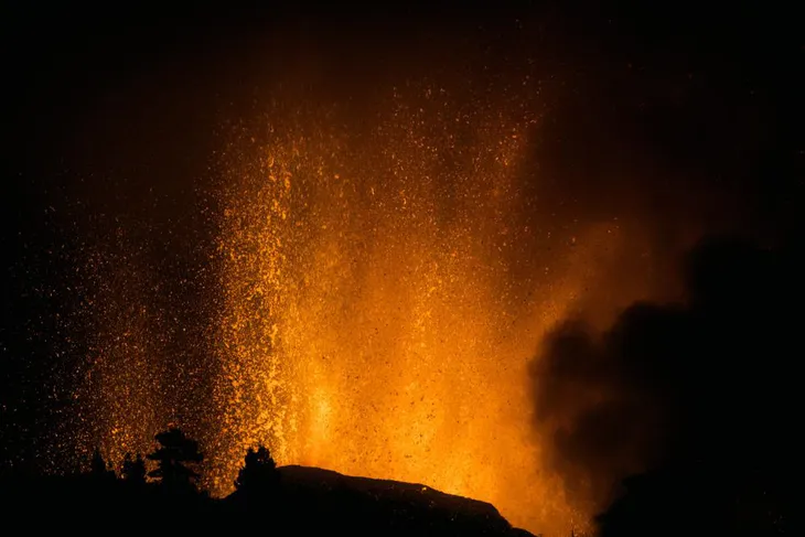 Núi lửa phun trào ở quần đảo Canaria (Tây Ban Nha), hàng nghìn người phải sơ tán - Ảnh 3. Núi lửa phun trào ở quần đảo Canaria (Tây Ban Nha), hàng nghìn người phải sơ tán - Ảnh 3.