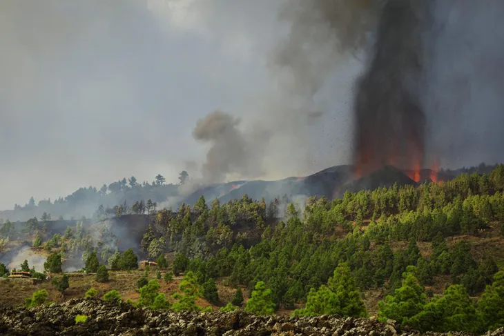 Núi lửa phun trào ở quần đảo Canaria (Tây Ban Nha), hàng nghìn người phải sơ tán - Ảnh 4. Núi lửa phun trào ở quần đảo Canaria (Tây Ban Nha), hàng nghìn người phải sơ tán - Ảnh 4.