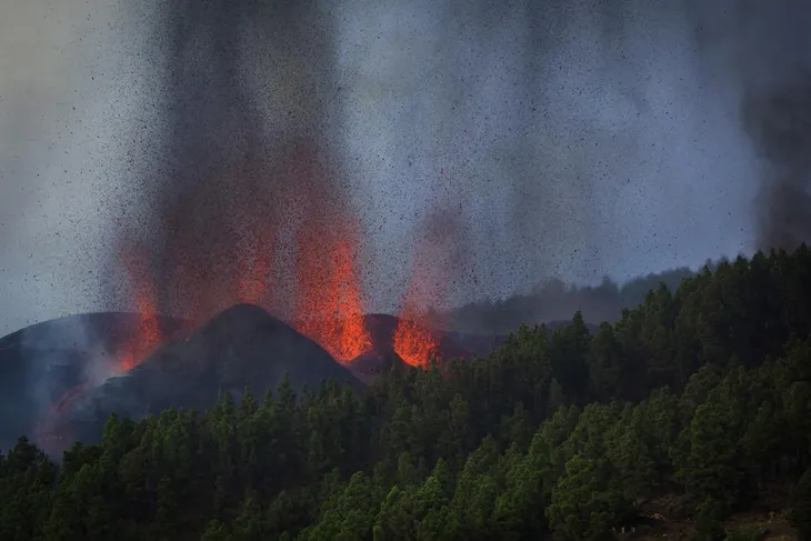 Núi lửa phun trào ở quần đảo Canaria (Tây Ban Nha), hàng nghìn người phải sơ tán - Ảnh 6. Núi lửa phun trào ở quần đảo Canaria (Tây Ban Nha), hàng nghìn người phải sơ tán - Ảnh 6.
