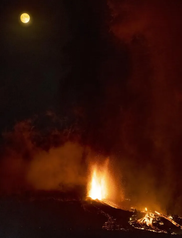 Núi lửa phun trào ở quần đảo Canaria (Tây Ban Nha), hàng nghìn người phải sơ tán - Ảnh 7. Núi lửa phun trào ở quần đảo Canaria (Tây Ban Nha), hàng nghìn người phải sơ tán - Ảnh 7.