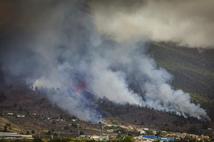 Núi lửa phun trào ở quần đảo Canaria (Tây Ban Nha), hàng nghìn người phải sơ tán - Ảnh 8. Núi lửa phun trào ở quần đảo Canaria (Tây Ban Nha), hàng nghìn người phải sơ tán - Ảnh 8.