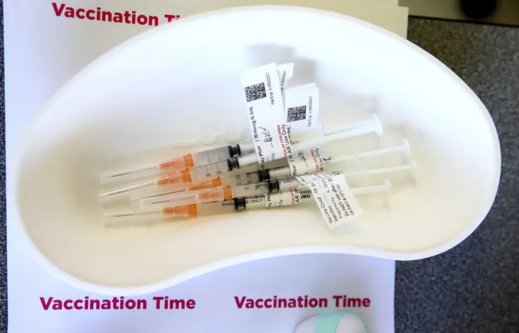 Các nước giàu có nguy cơ vứt bỏ hơn 100 triệu liều vaccine COVID-19 - Ảnh 1. Các nước giàu có nguy cơ vứt bỏ hơn 100 triệu liều vaccine COVID-19 - Ảnh 1.
