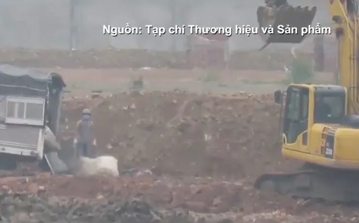 Chỉ đạo chôn trộm 257 tấn rác thải công nghiệp, một giám đốc bị khởi tố - Ảnh 1. Chỉ đạo chôn trộm 257 tấn rác thải công nghiệp, một giám đốc bị khởi tố - Ảnh 1.