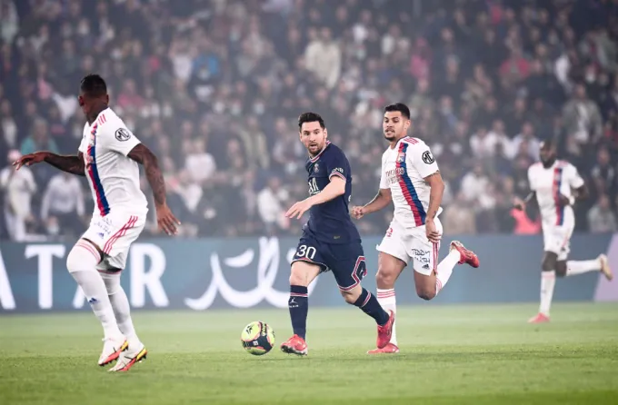 Messi phản ứng khi bị thay ra trong trận PSG gặp Lyon - Ảnh 3. Messi phản ứng khi bị thay ra trong trận PSG gặp Lyon - Ảnh 3.