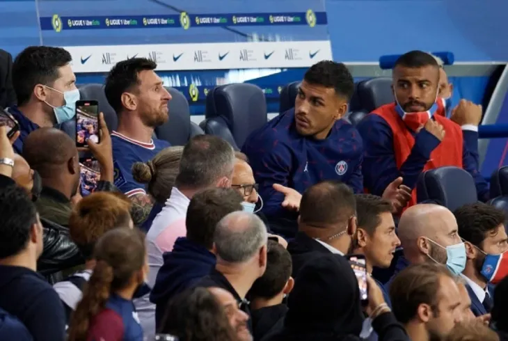Messi phản ứng khi bị thay ra trong trận PSG gặp Lyon - Ảnh 2. Messi phản ứng khi bị thay ra trong trận PSG gặp Lyon - Ảnh 2.