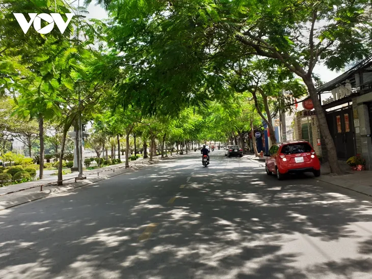 Mở cửa trở lại nền kinh tế: Cần thiết nhưng phải cẩn trọng, linh hoạt - Ảnh 1. Mở cửa trở lại nền kinh tế: Cần thiết nhưng phải cẩn trọng, linh hoạt - Ảnh 1.