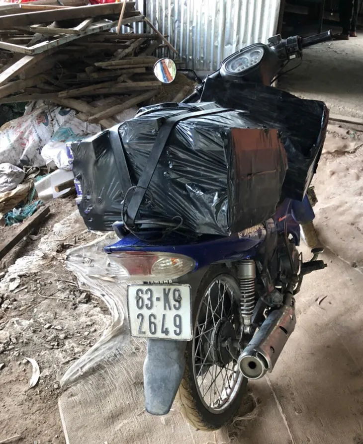 Nhóm buôn lậu nhảy xuống kênh tẩu thoát, bỏ lại 2 xe mô tô và 1.000 bao thuốc lá - Ảnh 1. Nhóm buôn lậu nhảy xuống kênh tẩu thoát, bỏ lại 2 xe mô tô và 1.000 bao thuốc lá - Ảnh 1.