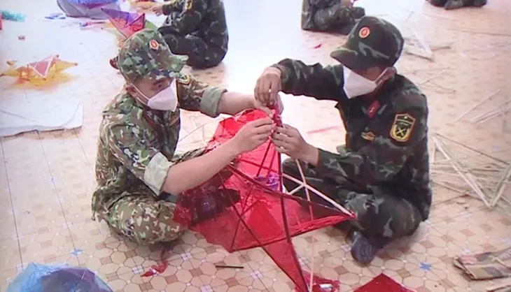 Bộ đội làm lồng đèn trao trẻ em nghèo ở TP Hồ Chí Minh dịp Trung thu - Ảnh 1. Bộ đội làm lồng đèn trao trẻ em nghèo ở TP Hồ Chí Minh dịp Trung thu - Ảnh 1.