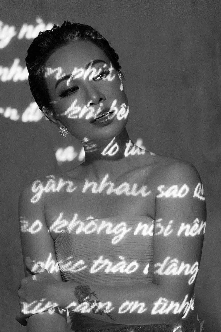Uyên Linh mặc áo mới cho bản hit đình đám Khi giấc mơ về của Phương Thanh - Ảnh 1. Uyên Linh mặc áo mới cho bản hit đình đám Khi giấc mơ về của Phương Thanh - Ảnh 1.
