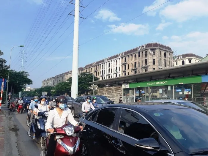 Đường phố Hà Nội đông nghẹt thở ngày đầu nới lỏng giãn cách - Ảnh 4.
