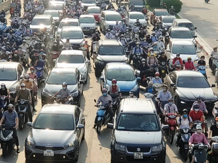 Đường phố Hà Nội đông nghẹt thở ngày đầu nới lỏng giãn cách - Ảnh 11.