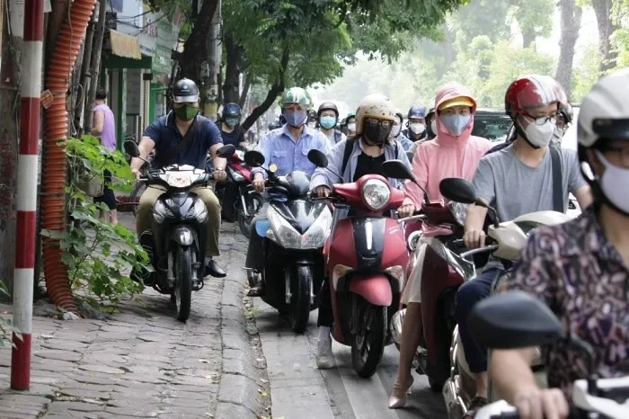 Đường phố Hà Nội đông nghẹt thở ngày đầu nới lỏng giãn cách - Ảnh 5.