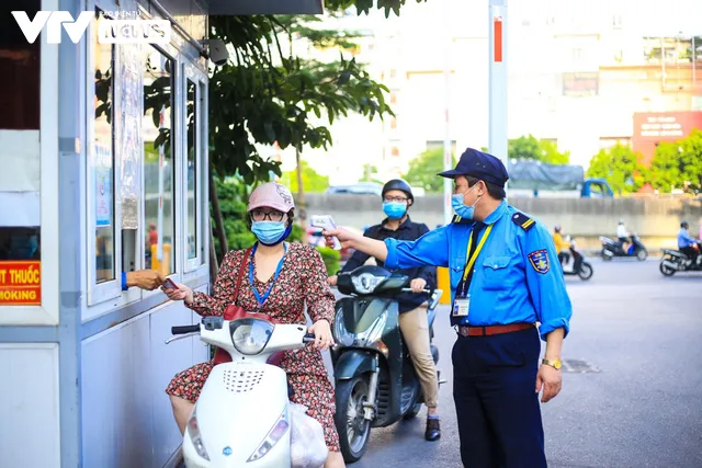 Người lao động Hà Nội vui mừng khi được đi làm trở lại sau chuỗi ngày làm việc tại nhà - Ảnh 2.