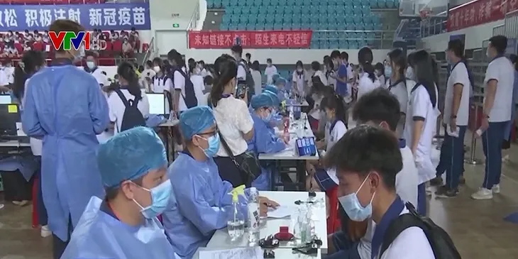 Tiêm vaccine cho trẻ em được nhiều nước trên thế giới triển khai - Ảnh 1. Tiêm vaccine cho trẻ em được nhiều nước trên thế giới triển khai - Ảnh 1.