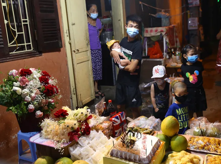 Người dân Hà Nội đón Trung thu mùa COVID-19 - Ảnh 7. Người dân Hà Nội đón Trung thu mùa COVID-19 - Ảnh 7.