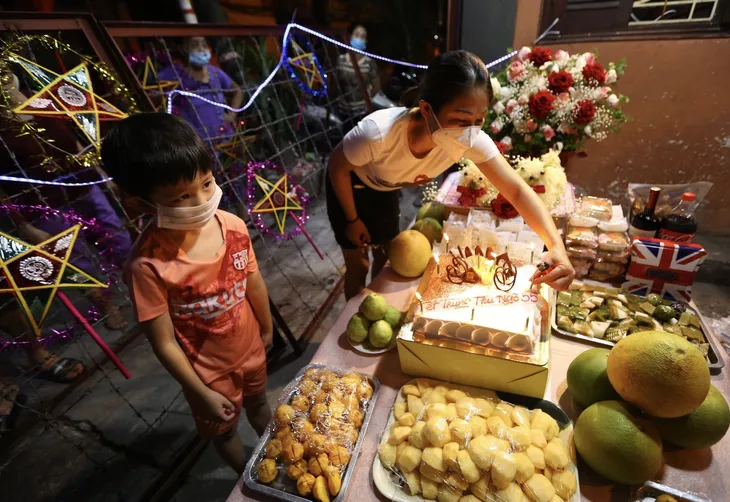 Người dân Hà Nội đón Trung thu mùa COVID-19 - Ảnh 6. Người dân Hà Nội đón Trung thu mùa COVID-19 - Ảnh 6.