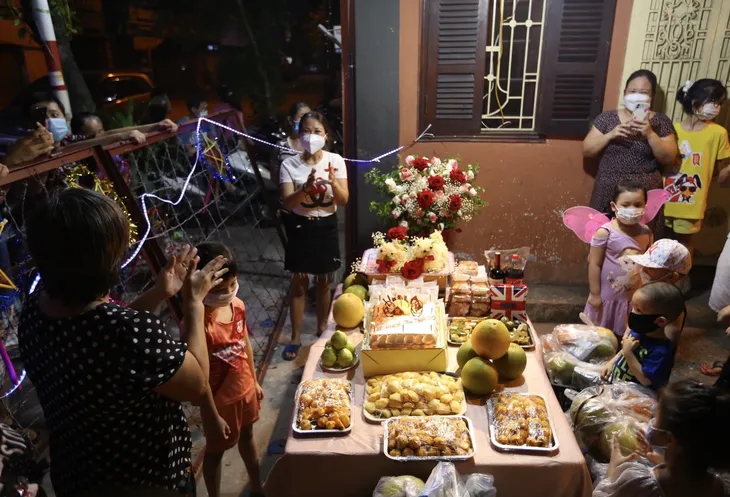 Người dân Hà Nội đón Trung thu mùa COVID-19 - Ảnh 5. Người dân Hà Nội đón Trung thu mùa COVID-19 - Ảnh 5.