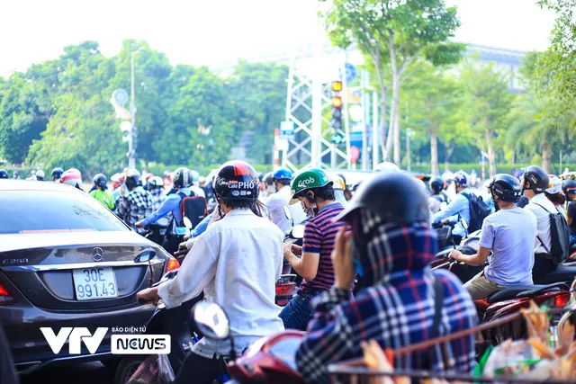 Cảnh tượng chưa từng thấy ở Hà Nội suốt 2 tháng qua - Ảnh 3. Cảnh tượng chưa từng thấy ở Hà Nội suốt 2 tháng qua - Ảnh 3.