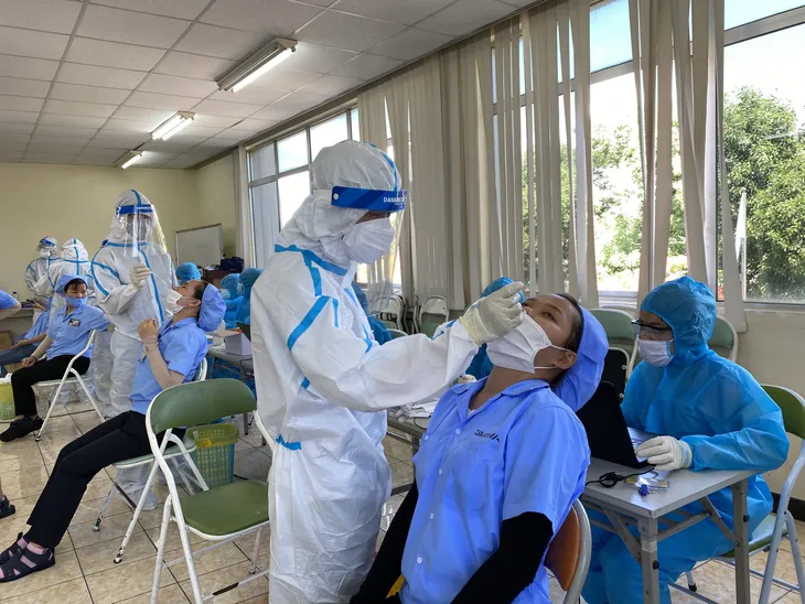 Đề xuất hỗ trợ chi phí xét nghiệm COVID-19 cho doanh nghiệp - Ảnh 1. Đề xuất hỗ trợ chi phí xét nghiệm COVID-19 cho doanh nghiệp - Ảnh 1.