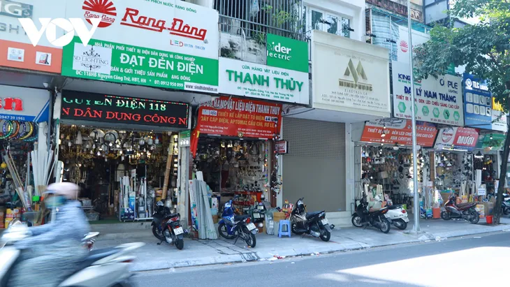 Mở cửa kinh doanh ở Hà Nội, nhiều người lo không đủ lãi để trả tiền thuê mặt bằng - Ảnh 1. Mở cửa kinh doanh ở Hà Nội, nhiều người lo không đủ lãi để trả tiền thuê mặt bằng - Ảnh 1.