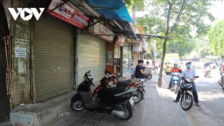 Mở cửa kinh doanh ở Hà Nội, nhiều người lo không đủ lãi để trả tiền thuê mặt bằng - Ảnh 2. Mở cửa kinh doanh ở Hà Nội, nhiều người lo không đủ lãi để trả tiền thuê mặt bằng - Ảnh 2.