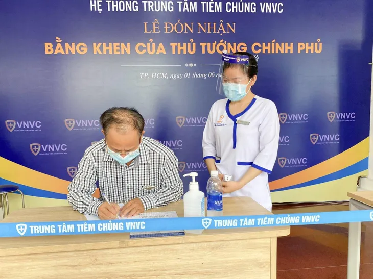 Cảnh báo nguy cơ bệnh truyền nhiễm gia tăng sau 100 ngày giãn cách - Ảnh 3. Cảnh báo nguy cơ bệnh truyền nhiễm gia tăng sau 100 ngày giãn cách - Ảnh 3.