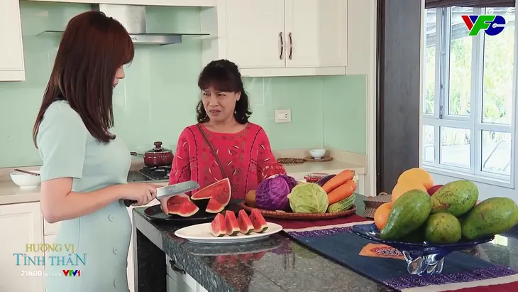 Hương vị tình thân phần 2 - Tập 40: Bà Sa vừa lên mặt đã bị bà Bích hớt tay trên - Ảnh 4. Hương vị tình thân phần 2 - Tập 40: Bà Sa vừa lên mặt đã bị bà Bích hớt tay trên - Ảnh 4.