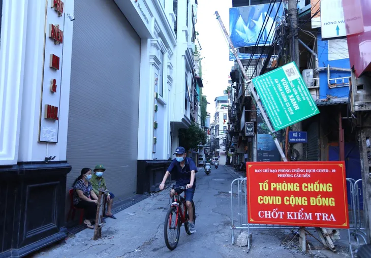 Hà Nội tiếp tục duy trì chốt tự quản “vùng xanh” tại các thôn, tổ dân phố - Ảnh 1. Hà Nội tiếp tục duy trì chốt tự quản “vùng xanh” tại các thôn, tổ dân phố - Ảnh 1.