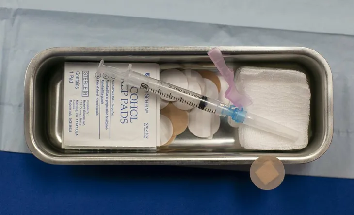 Hơn 6 tỷ liều vaccine COVID-19 đã được tiêm trên toàn cầu - Ảnh 1. Hơn 6 tỷ liều vaccine COVID-19 đã được tiêm trên toàn cầu - Ảnh 1.