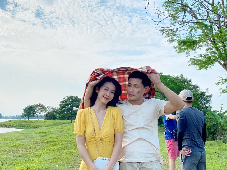 Khoảnh khắc đẹp như phim Hàn của Khả Ngân và Thanh Sơn - Ảnh 1. Khoảnh khắc đẹp như phim Hàn của Khả Ngân và Thanh Sơn - Ảnh 1.
