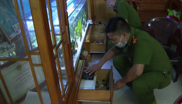 Bắt 3 đối tượng làm giả giấy xét nghiệm COVID-19 - Ảnh 3. Bắt 3 đối tượng làm giả giấy xét nghiệm COVID-19 - Ảnh 3.