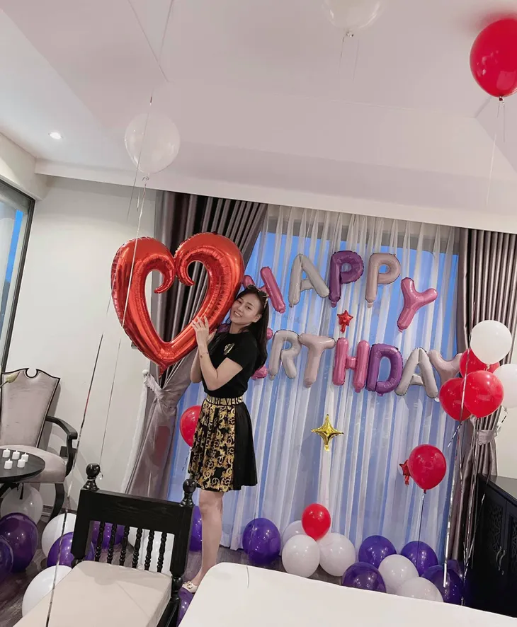 Phương Oanh đón sinh nhật đặc biệt trên phim trường - Ảnh 3. Phương Oanh đón sinh nhật đặc biệt trên phim trường - Ảnh 3.