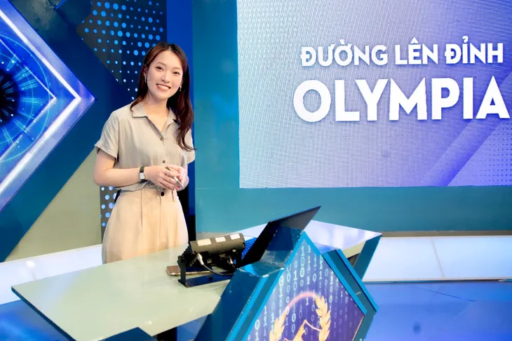 Khánh Vy Đường lên đỉnh Olympia nói giọng Nghệ An, tạo hình trái tim tặng MC Diệp Chi - Ảnh 1. Khánh Vy Đường lên đỉnh Olympia nói giọng Nghệ An, tạo hình trái tim tặng MC Diệp Chi - Ảnh 1.