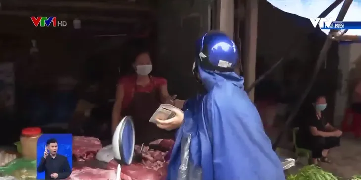 Hà Nội: Nhiều cửa hàng vẫn mơ hồ về việc quét mã QR - Ảnh 1. Hà Nội: Nhiều cửa hàng vẫn mơ hồ về việc quét mã QR - Ảnh 1.