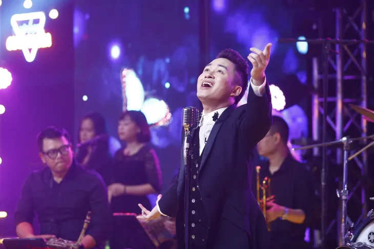 Tùng Dương biến hóa với loạt hit ở Cuộc hẹn cuối tuần - Ảnh 1. Tùng Dương biến hóa với loạt hit ở Cuộc hẹn cuối tuần - Ảnh 1.