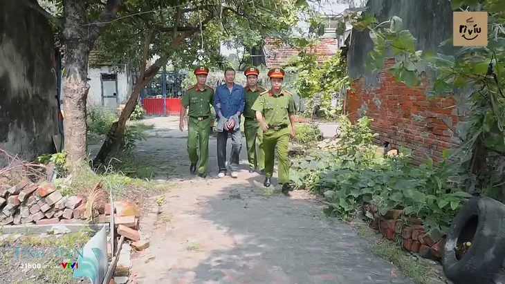 Hương vị tình thân phần 2 - Tập 42: Nam chết lặng nhìn ông Sinh bị công an dẫn giải đi - Ảnh 1. Hương vị tình thân phần 2 - Tập 42: Nam chết lặng nhìn ông Sinh bị công an dẫn giải đi - Ảnh 1.