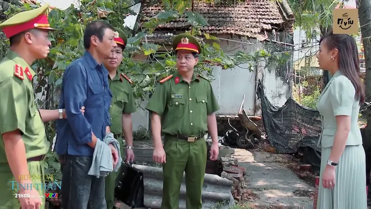 Hương vị tình thân phần 2 - Tập 42: Nam chết lặng nhìn ông Sinh bị công an dẫn giải đi - Ảnh 3. Hương vị tình thân phần 2 - Tập 42: Nam chết lặng nhìn ông Sinh bị công an dẫn giải đi - Ảnh 3.