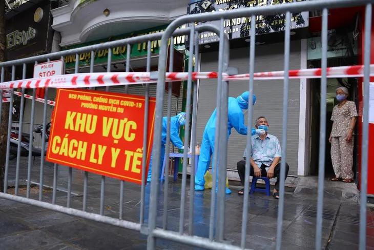 Phong tỏa một đoạn phố Trần Nhân Tông do có ca mắc COVID-19 trong cộng đồng - Ảnh 8. Phong tỏa một đoạn phố Trần Nhân Tông do có ca mắc COVID-19 trong cộng đồng - Ảnh 8.