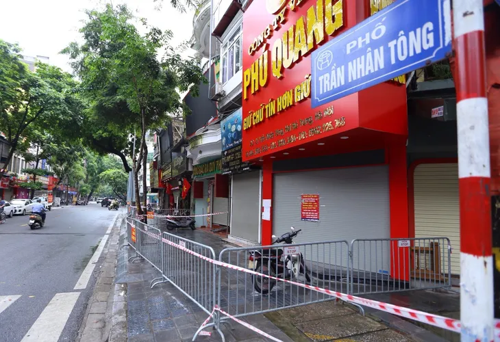 Phong tỏa một đoạn phố Trần Nhân Tông do có ca mắc COVID-19 trong cộng đồng - Ảnh 6. Phong tỏa một đoạn phố Trần Nhân Tông do có ca mắc COVID-19 trong cộng đồng - Ảnh 6.