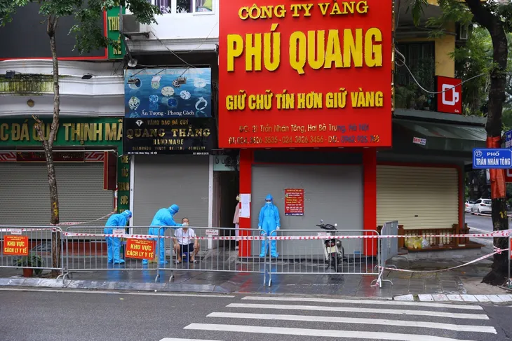 Phong tỏa một đoạn phố Trần Nhân Tông do có ca mắc COVID-19 trong cộng đồng - Ảnh 2. Phong tỏa một đoạn phố Trần Nhân Tông do có ca mắc COVID-19 trong cộng đồng - Ảnh 2.
