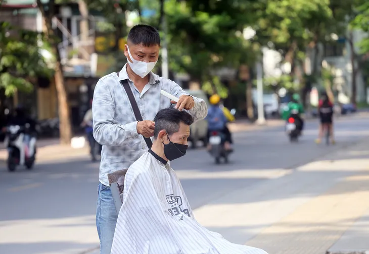 Sau gần hai tháng ngủ đông, người dân Thủ đô phấn khởi với cuộc sống bình thường mới - Ảnh 1. Sau gần hai tháng ngủ đông, người dân Thủ đô phấn khởi với cuộc sống bình thường mới - Ảnh 1.