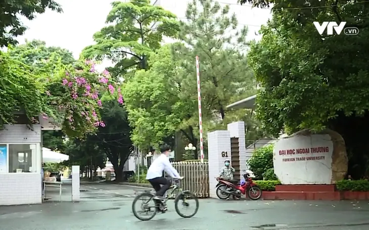Điểm chuẩn cao ngất ngưởng - Chưa bao giờ xét tuyển Đại học nóng như năm nay! - Ảnh 1. Điểm chuẩn cao ngất ngưởng - Chưa bao giờ xét tuyển Đại học nóng như năm nay! - Ảnh 1.