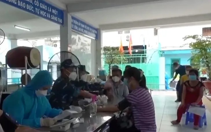 Hơn 400 trạm y tế lưu động tiêm vaccine, thăm khám F0 đang điều trị tại nhà - Ảnh 2.